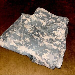 US Army ACU Digital Camo Pants Medium Regular Waist 31-35” Inseam 29.5-32.5